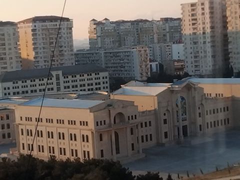Şəhər mənzərəli, səliqəli təmirli mənzil. Mənzilin interyerində qonaq — Astara