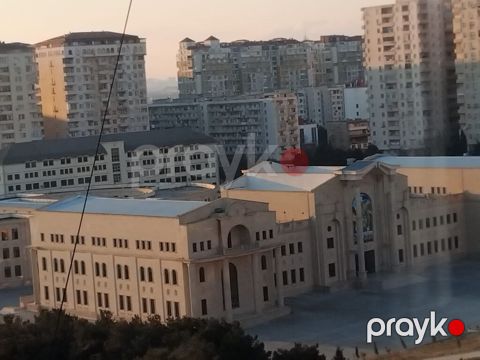 Şəhər mənzərəli, səliqəli təmirli mənzil. Mənzilin interyerində qonaq — Astara