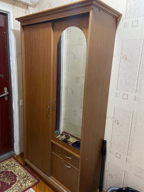 Kompakt dəhliz dolabı – aynalı, sürgülü qapılı model. - Material — Bakı