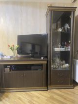Klassik tərzli qonaq otağı mebel dəsti – TV stendi və vitrin şkafı — Ayka