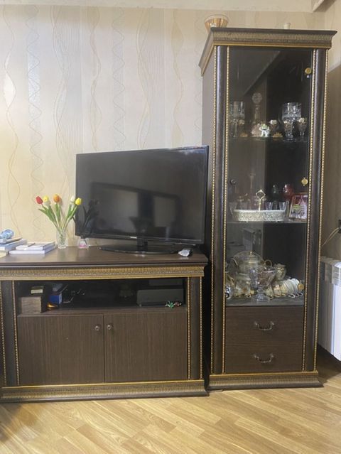 Klassik tərzli qonaq otağı mebel dəsti – TV stendi və vitrin şkafı — Sumqayıt