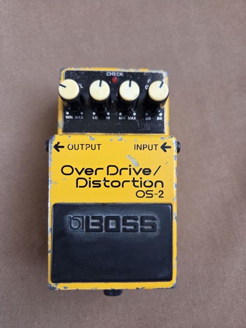 Boss OverDrive/Distortion OS-2 gitara pedalı. Bu model overdrive və — Zaqatala