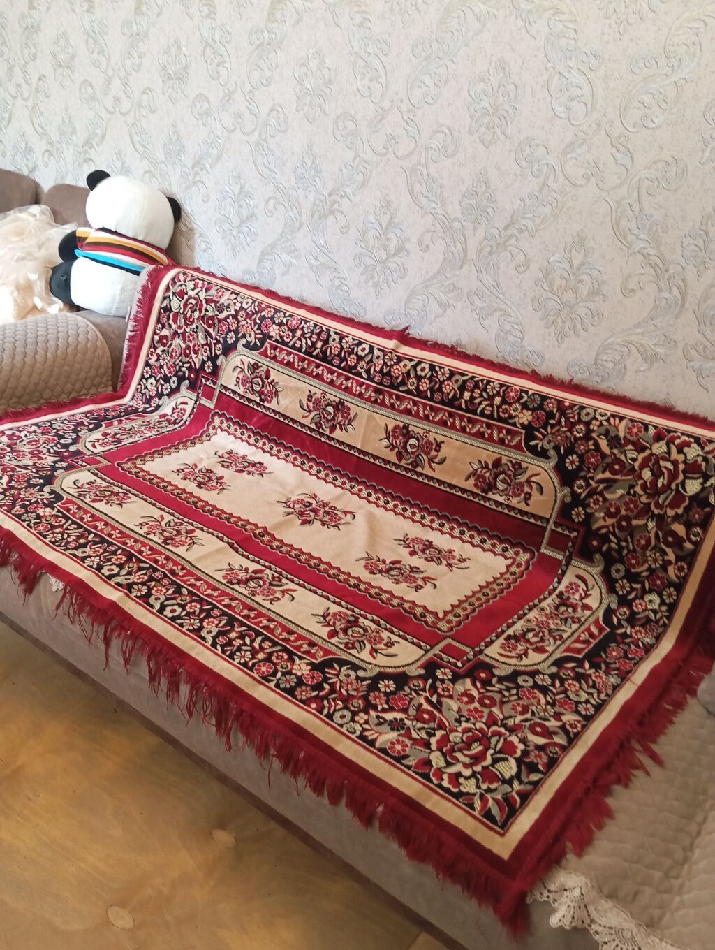 Divan və ya çarpayı üzəri üçün klassik naxışlı örtük. Üzərində iri və — Tekstil, Bakı (4)