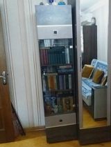 Şüşə vitrinli kitab şkafı - Dizayn: şaquli, dar ölçülü modul; ön — Ruslan