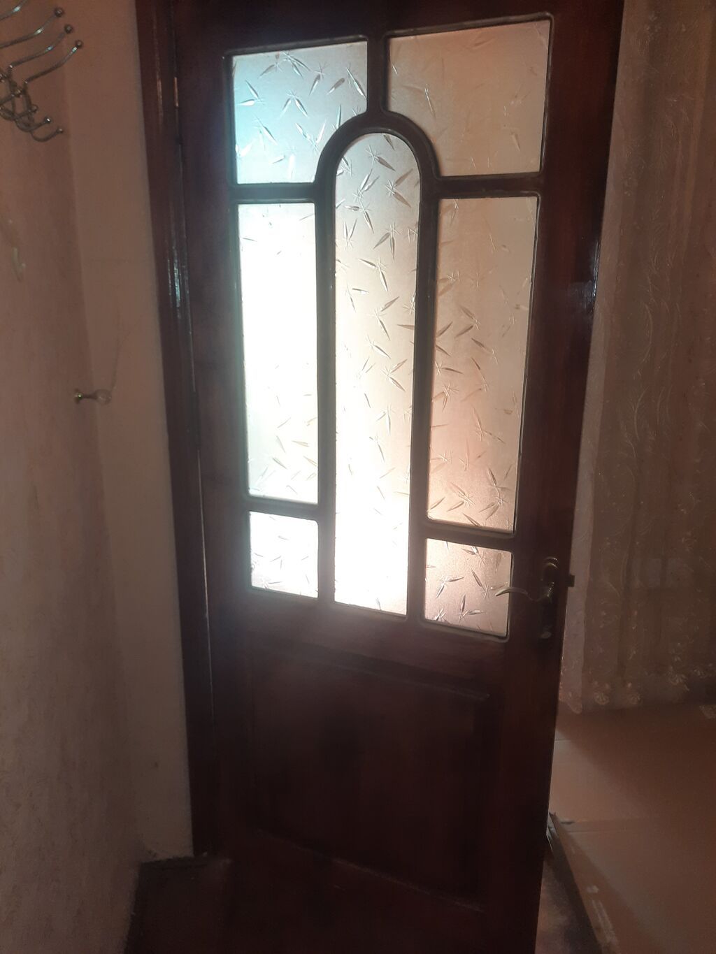 Yaxşı vəziyyətdə, şüşələri sağlam, şam ağacından olan otaq qapısı — Mallar, Bakı (2)