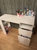 Ağ rəngdə kosmetik makyaj masası/çalışma,iş stolü - Kompakt L formalı — Mebel
