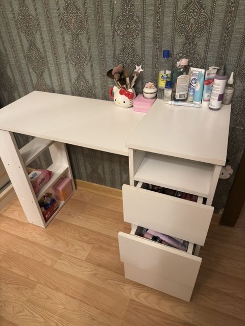 Ağ rəngdə kosmetik makyaj masası/çalışma,iş stolü - Kompakt L formalı — Pirəkəşkül