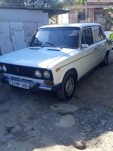VAZ 2106, ağ rəng, sedandır. Klassik kuzov dizaynı, xrom ön barmaqlıq — Otomobil