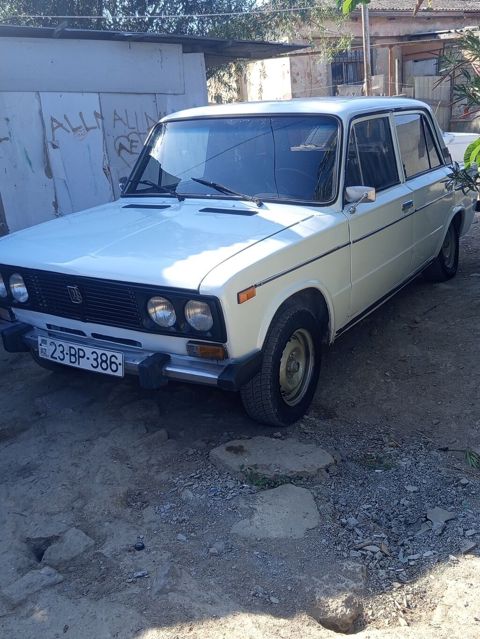 VAZ 2106, ağ rəng, sedandır. Klassik kuzov dizaynı, xrom ön barmaqlıq — Digah