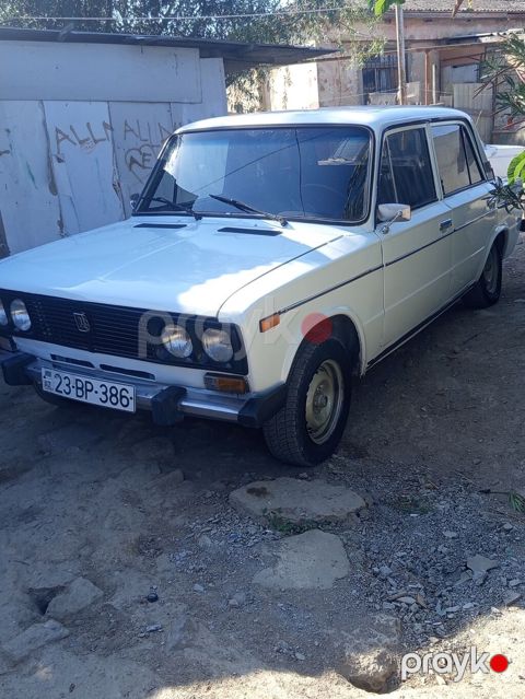 VAZ 2106, ağ rəng, sedandır. Klassik kuzov dizaynı, xrom ön barmaqlıq — Digah