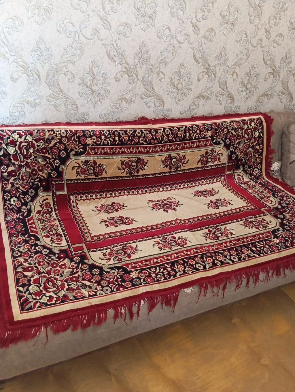 Divan və ya çarpayı üzəri üçün klassik naxışlı örtük. Üzərində iri və — Tekstil, Bakı (5)