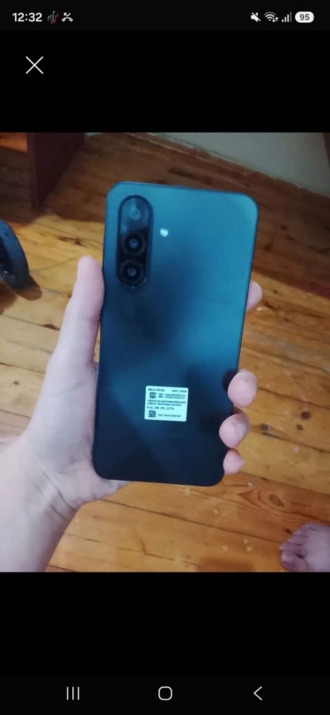 Smartfon – qara rəngdə, mat arxa qapaqlı model. Arxada şaquli — Digah
