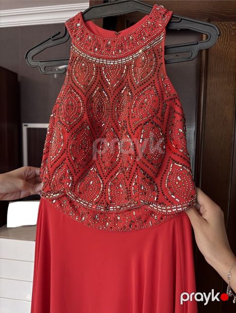 Qırmızı rəngdə gecə/libas - Model: Uzun, axıcı ətəkli, yüksək yaxalı — Masazır