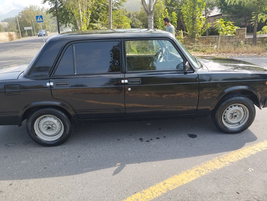 VAZ 2107 sedan – qara rəng, 4 qapı, arxa ötürücülü. Xüsusiyyətlər və — Avto, Qax (3)