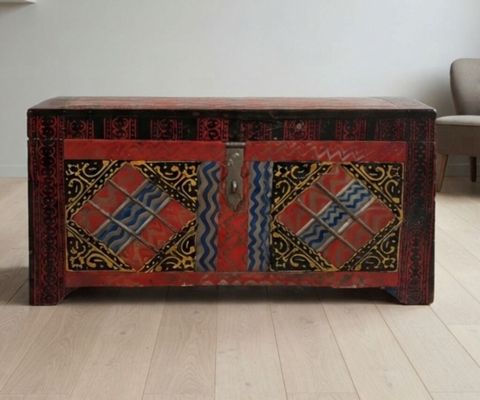Rəngarəng naxışlarla bəzədilmiş taxta sandıq. - Material: massiv — Xaçmaz