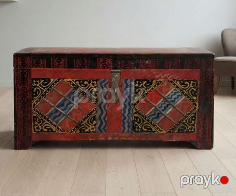 Rəngarəng naxışlarla bəzədilmiş taxta sandıq. - Material: massiv — Xaçmaz