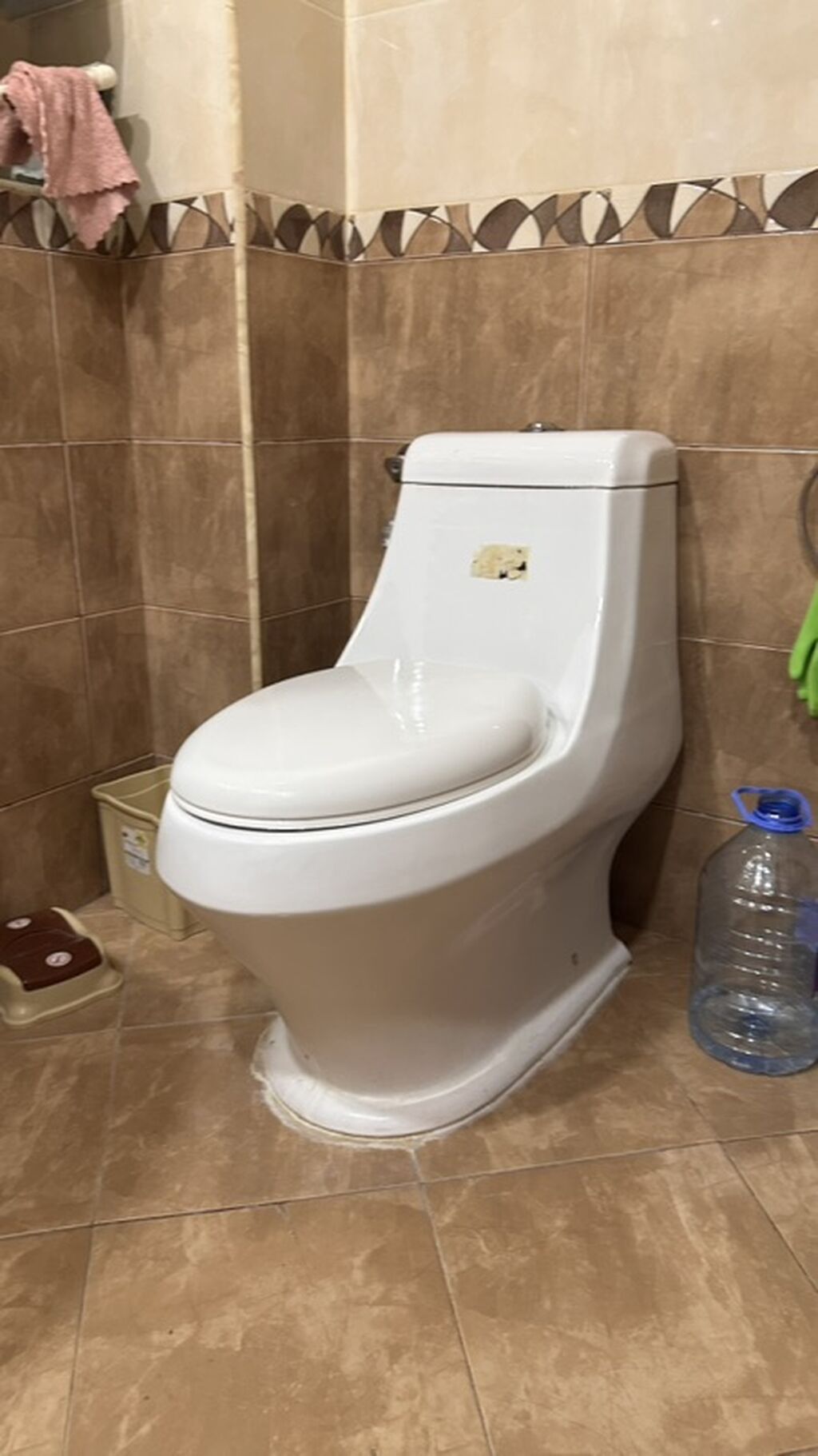Unitaz satilir Giymeti 35 manat Unvan dom sovetin arxasi — Santexnika, Bakı