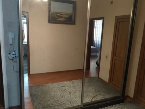 *350azn* Dəhliz dolabı satılır.Unvan Təhsil nazirliyinin yani. 9596 — Bakı