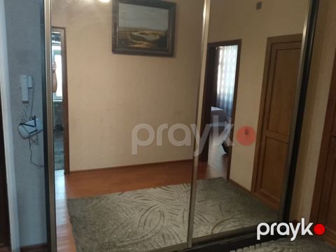 *350azn* Dəhliz dolabı satılır.Unvan Təhsil nazirliyinin yani. 9596