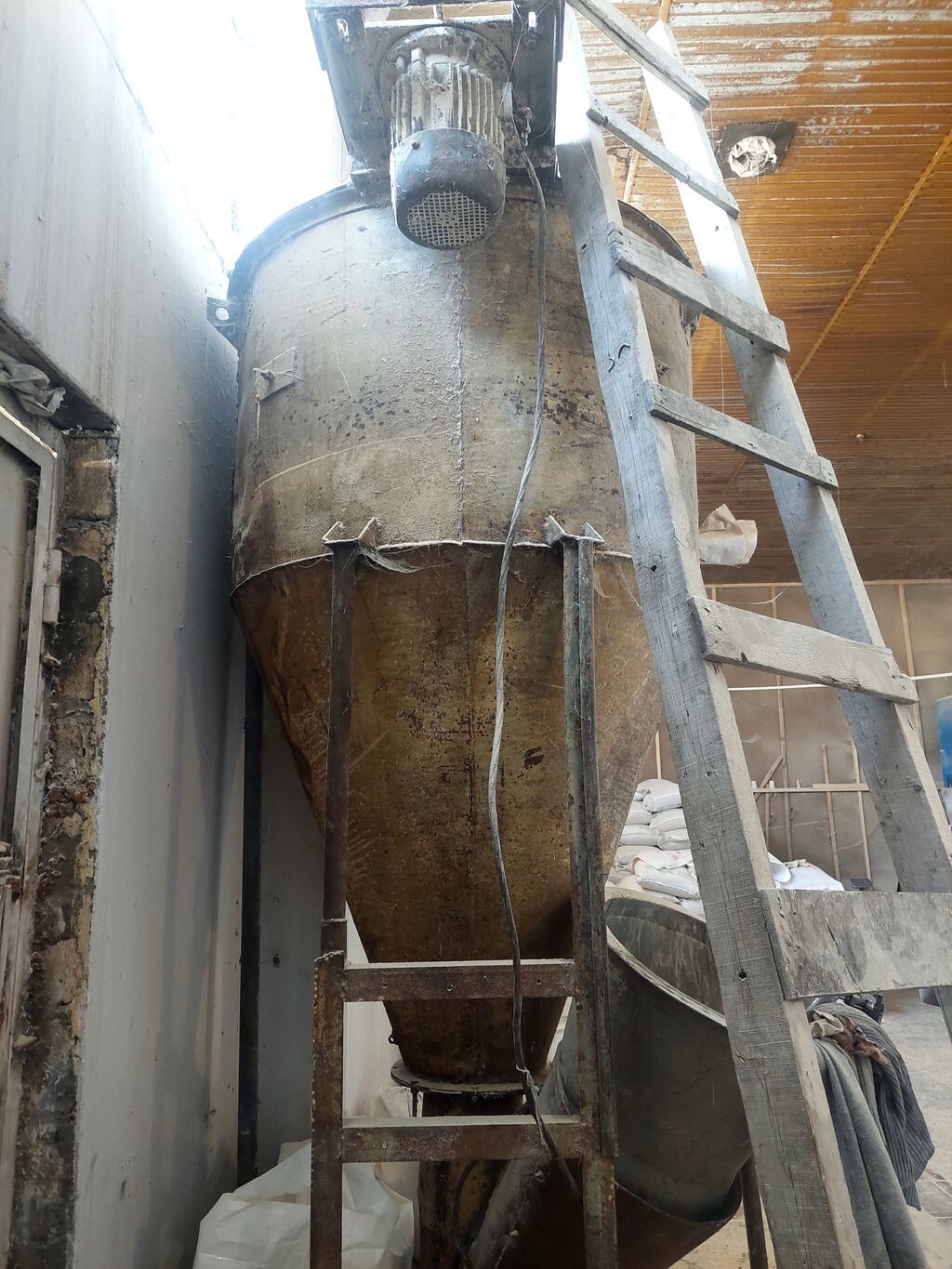 Sənaye tipli qarışdırıcı bunker (şnekli/vertikal mikser) - Təyinat — Mallar, Gəncə (2)