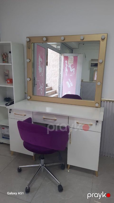Güzgülü şkaf və kreslo Az istifadə edilib heç bir defekti yoxdur