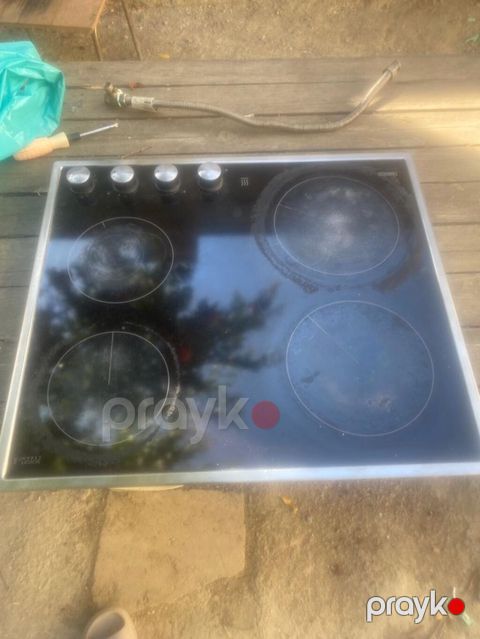 Zanussi firmasına məxsus 4 gözlü şüşə-keramika elektrik plitəsi