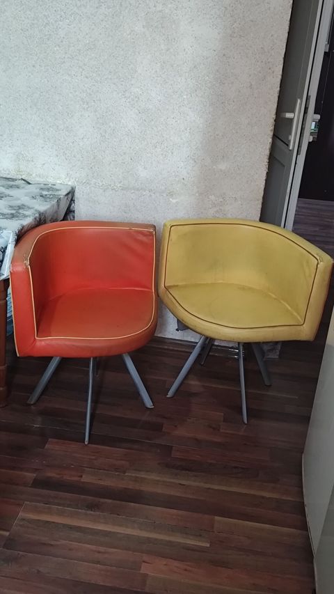 Kuxna stollari 2si birge 15azn. Yerleşir Hövsanda whatsapp — Bakı