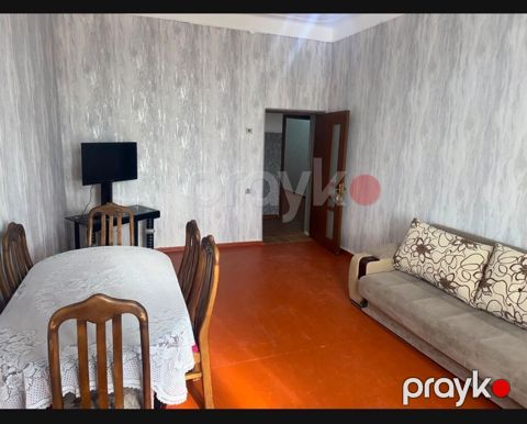 Kirayə üçün mənzil – mebel və texnika ilə - Geniş zal: divan, masa və — Sumqayıt