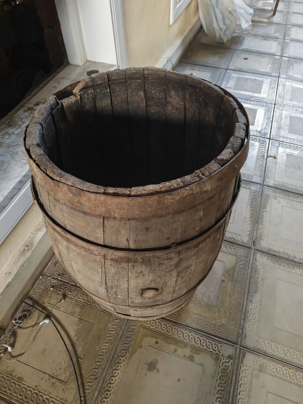 Taxta çəllək - Material: qalın taxta lövhələr, iki metal halqa ilə — Mallar, Gəncə