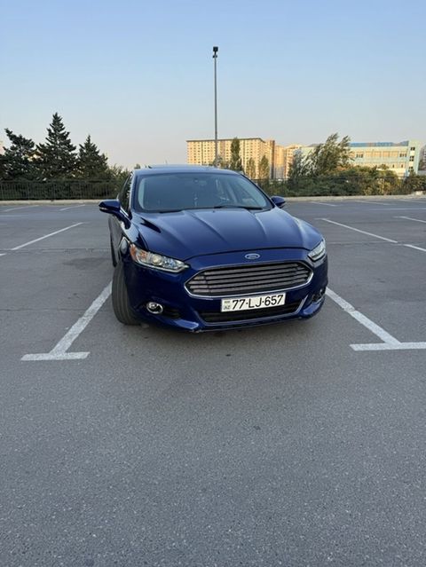 Ford Fusion sedan – mavi rəng, 4 qapı, ön və arxa park yerlərində — Bakı