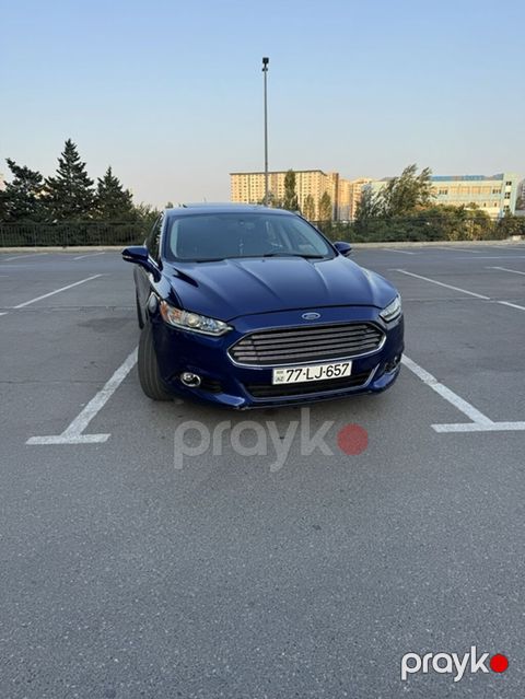 Ford Fusion sedan – mavi rəng, 4 qapı, ön və arxa park yerlərində