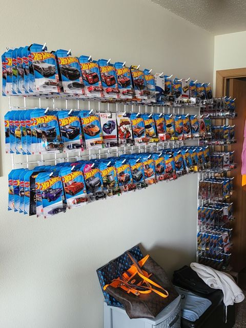 100-ə yaxın Hot Wheels modeli satılır. modellər üçün yaza bilrəsiz — Masazır