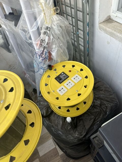 Sarı metal gövdəli elektrik kabel barabani (uzatma bobini) — Bakı