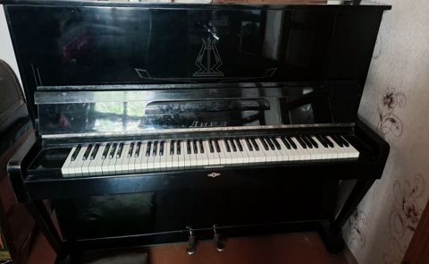 Upright piano – “Lira” modeli - Korpus: parlaq qara rəngli, klassik — Bakı