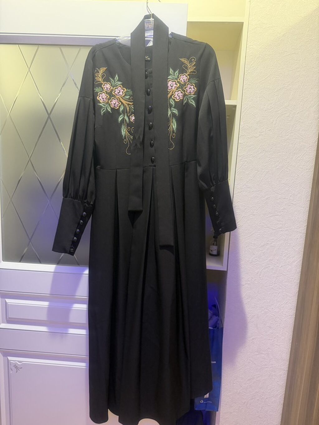 Qara rəngli uzun don – çiçək naxışlı - Model: Ön hissədə bənövşəyi və — Şəxsi əşyalar, Xırdalan (3)