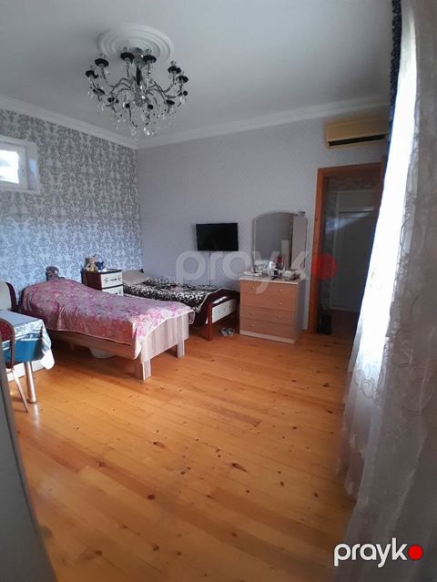 Kirayə verilir.4 xanım halhazırda yaşayır evdə.ə 3 otaqlı evi işləyən