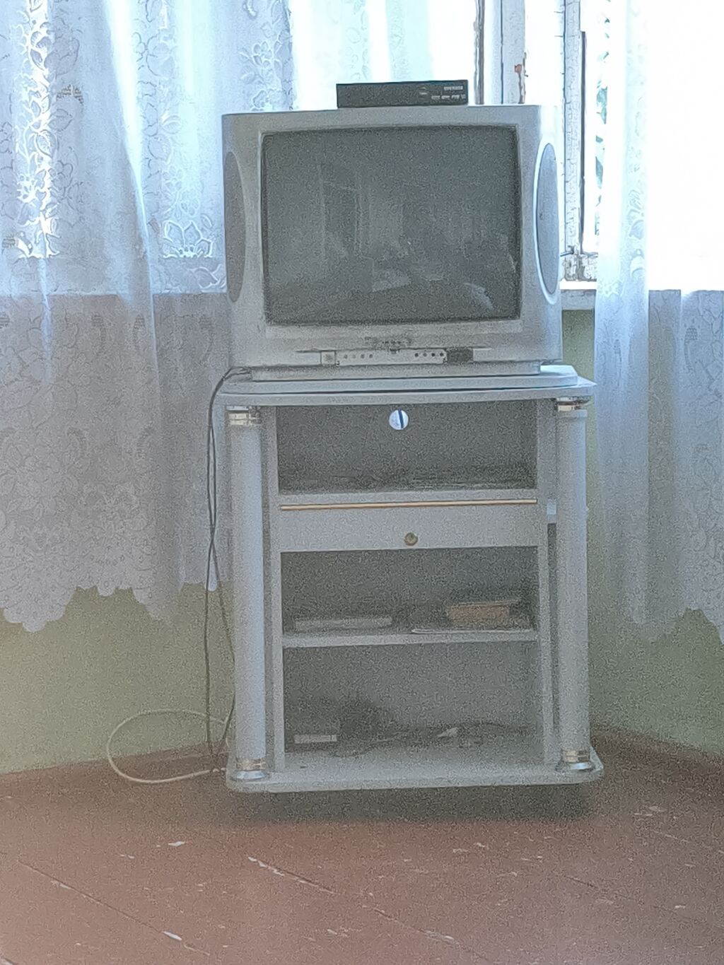 Kompakt kineskop (CRT) televizor komplekti. Xüsusiyyətlər: - Ekran — Televizorlar, Gəncə