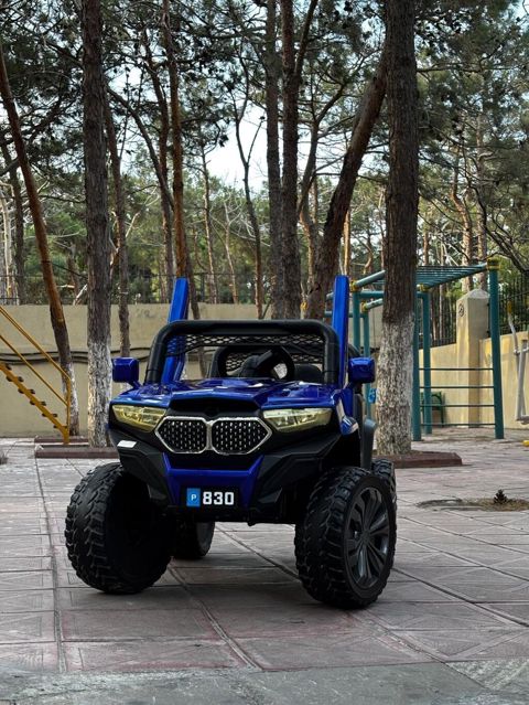 Uşaqlar üçün elektrikli maşın. Mavi rəngdə, iri təkərli və off-road — Bakı
