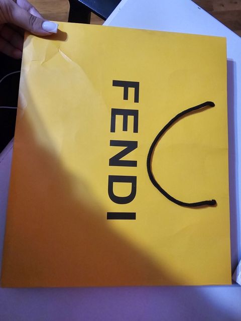 Fendi paket original - Rəng: brendin klassik sarısı - Üzərində qara — Masazır