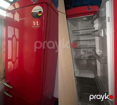 Schaub Lorenz markalı soyuducu. Retro üslubda qırmızı rəngli dizayna