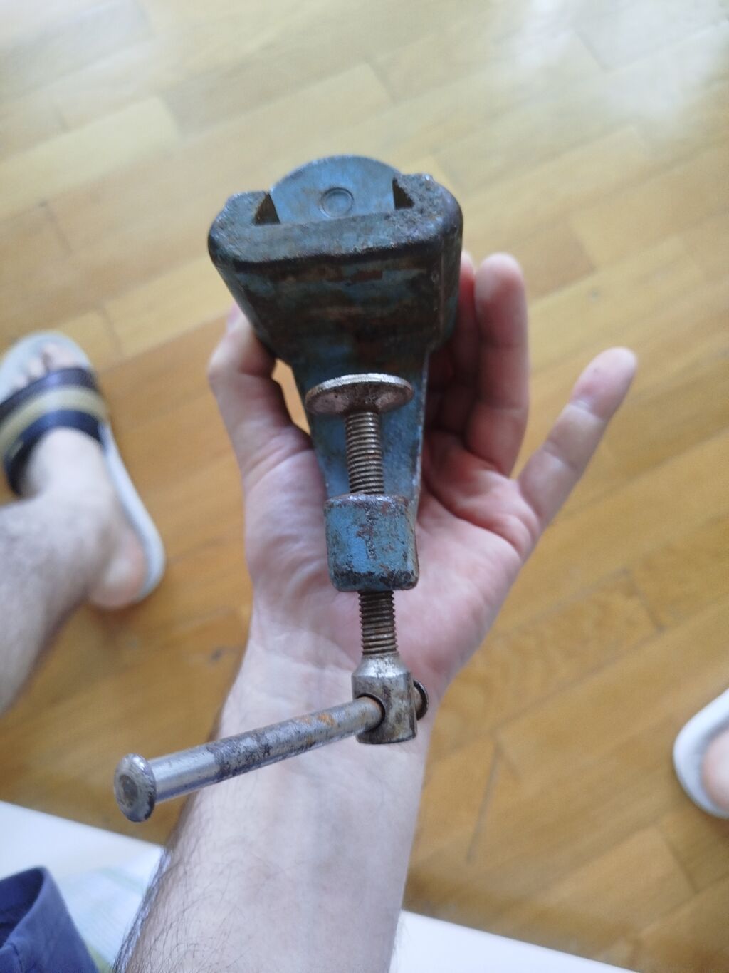 Sovet istehsalı metal işləri üçün stolüstü vitse (model işarəsi — Alətlər, Bakı (5)