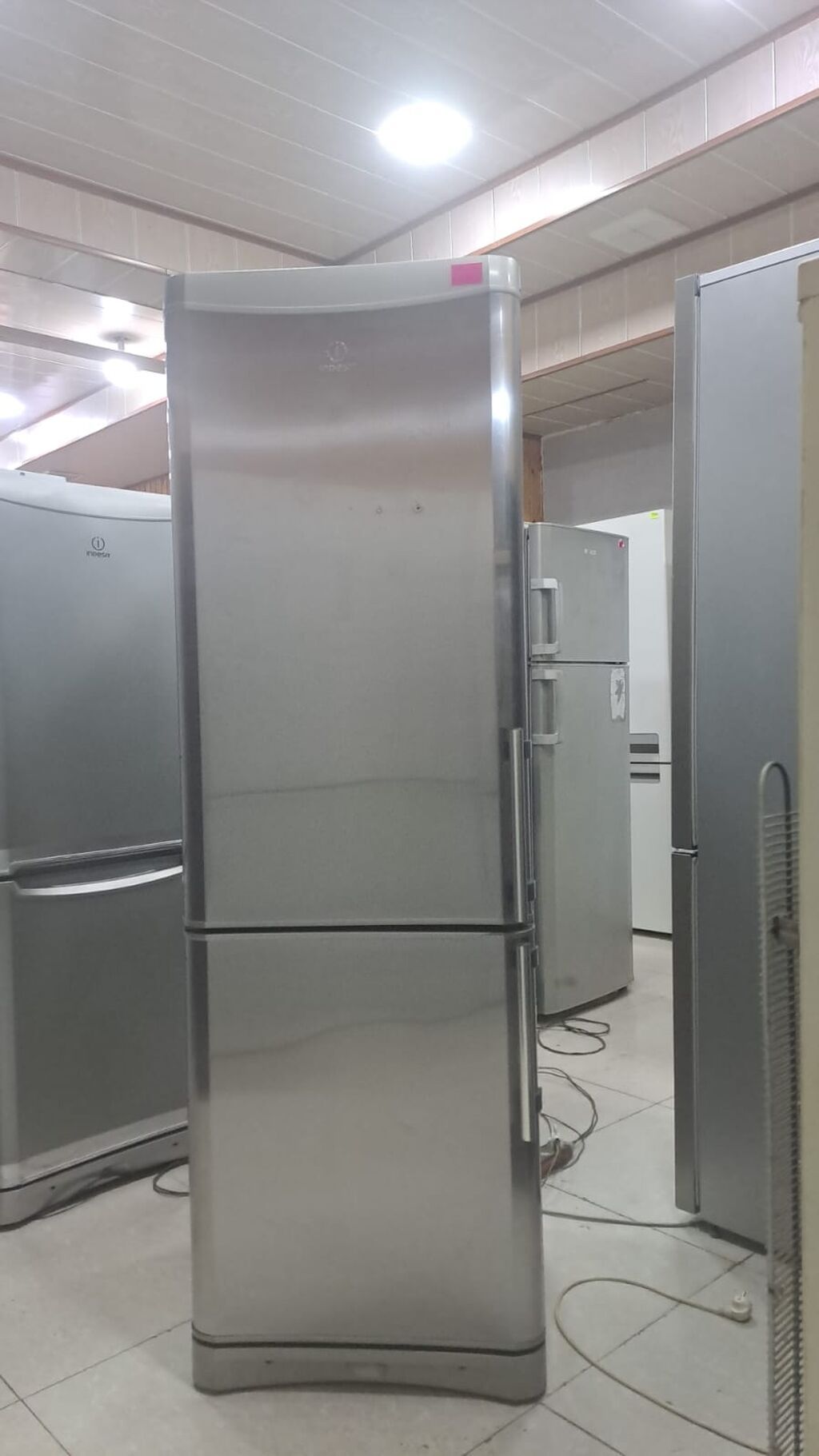 Indesit iki qapılı soyuducu, alt hissədə dondurucu - Rəng — Soyuducular, Digah