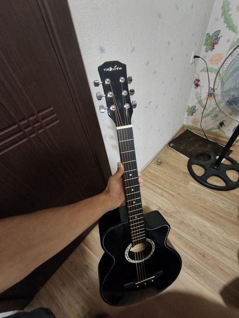 Gitar satılır almışam heç istifadə edilməyib aşağı hissədə balaca bir — Bakı