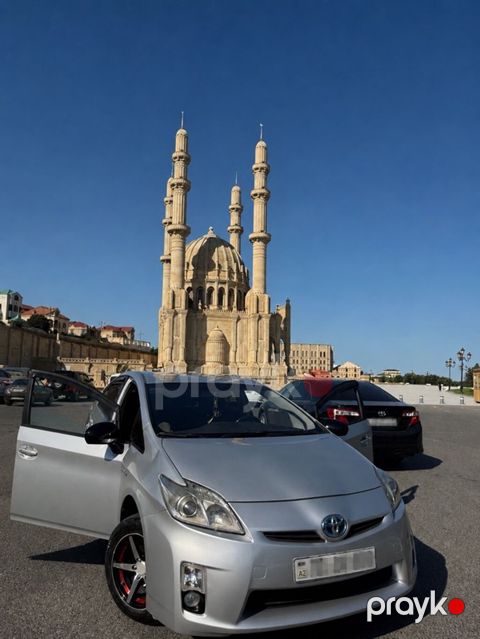 Toyota Prius – hibrid həcmli şəhər sedanı/hatchback Texniki — Bakı
