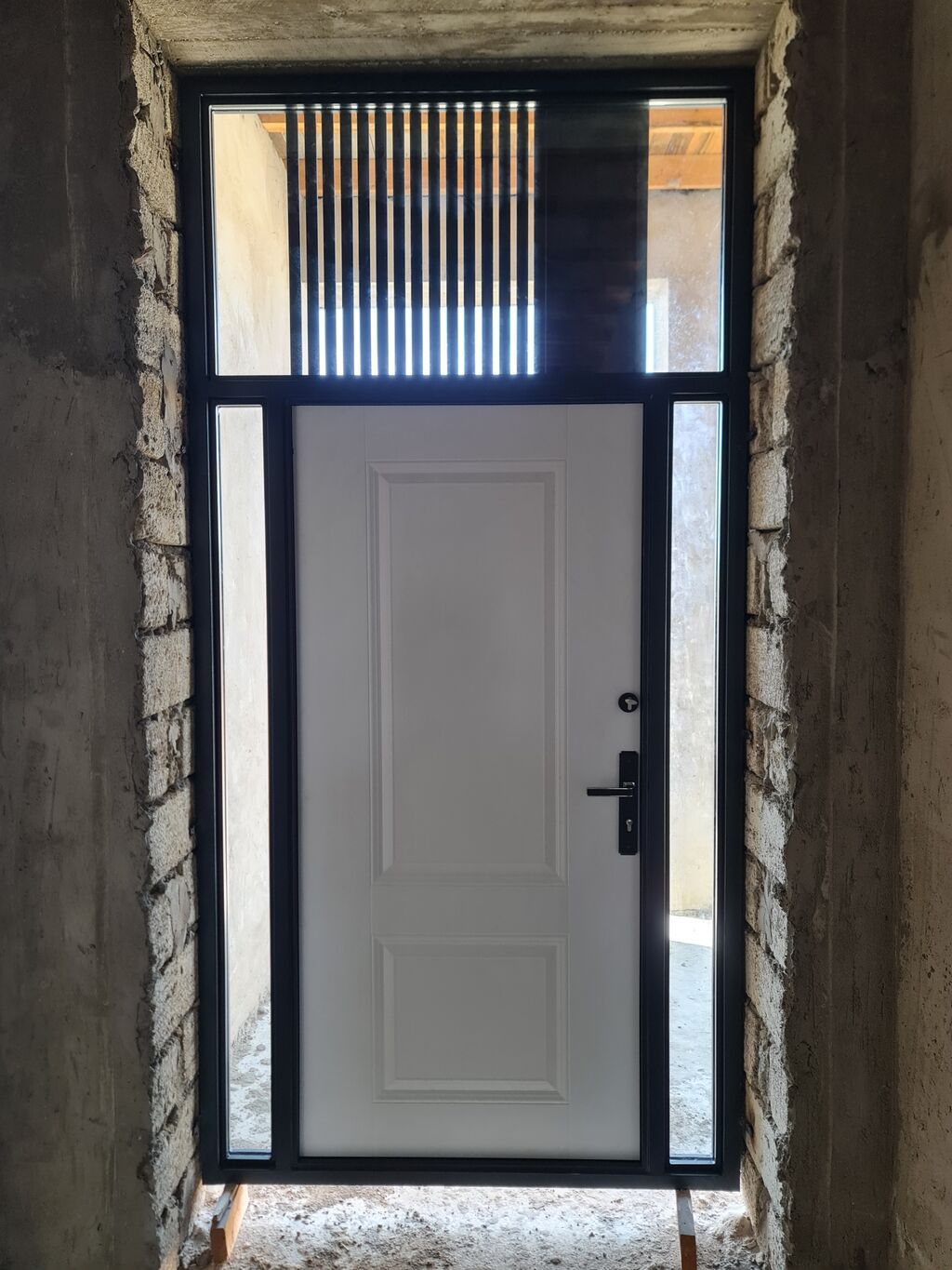 Modern giriş qapısı – metal karkaslı, antrasit rəngdə, şaquli rellef — Mallar, Digah (2)