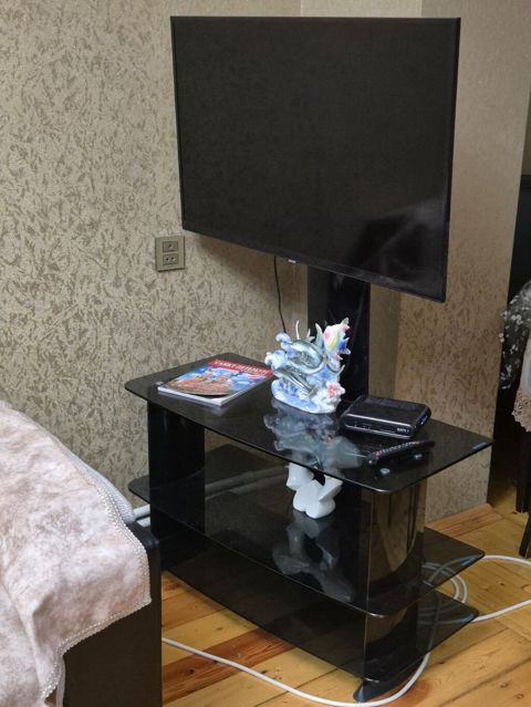 Şüşə TV stendi və döngəli şaquli dayaqlı TV asqısı - Material: Qara — Mingəçevir