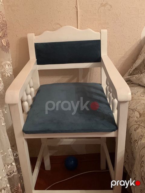 Ağ rəngli taxta kreslo - Klassik dizayn: dal hissədə bəzəkli bel — Bakı
