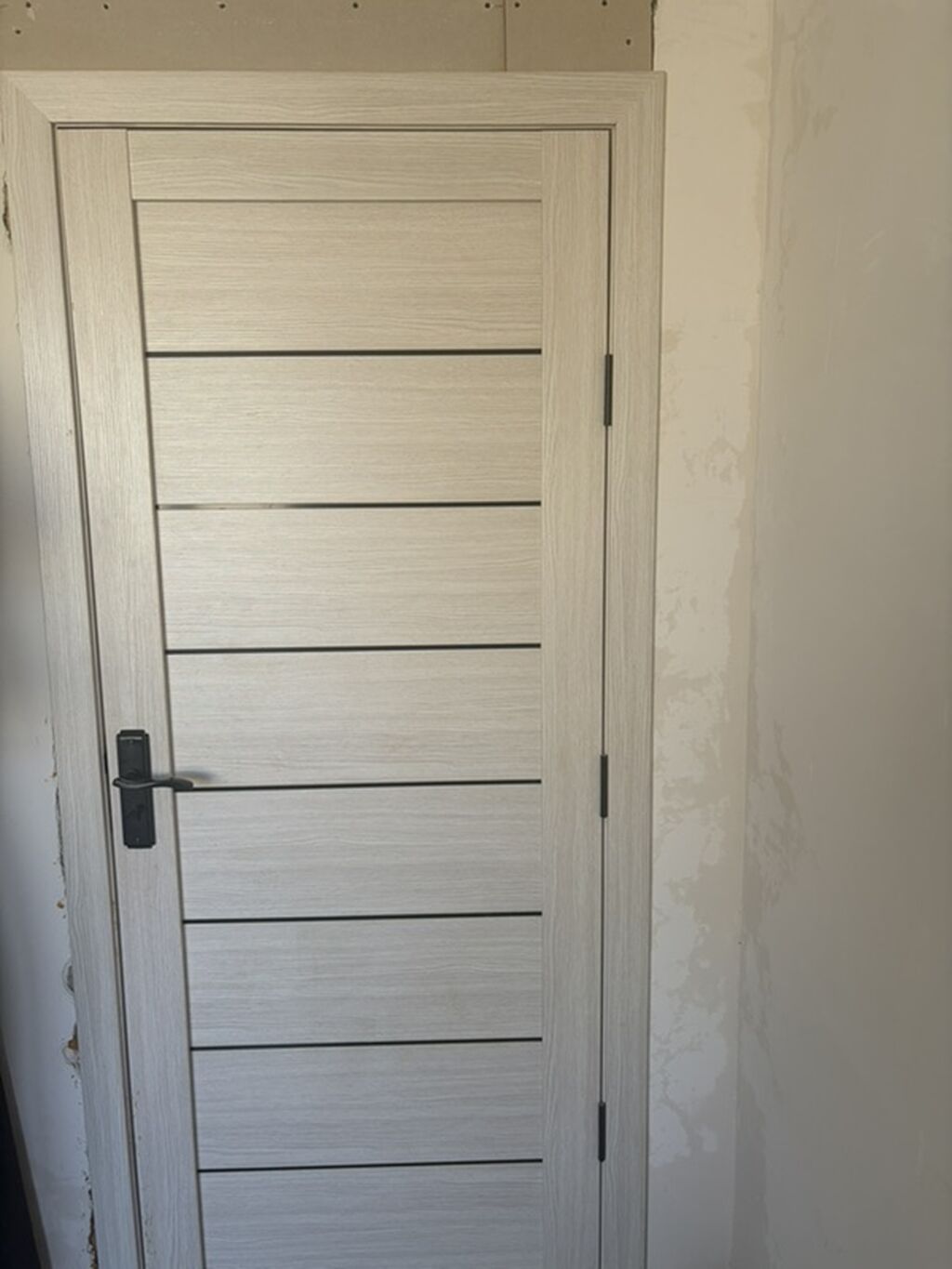 Albero interyer qapısı – müasir üslub - Model: üfüqi dekorativ xəttli — Mallar, Saray (2)
