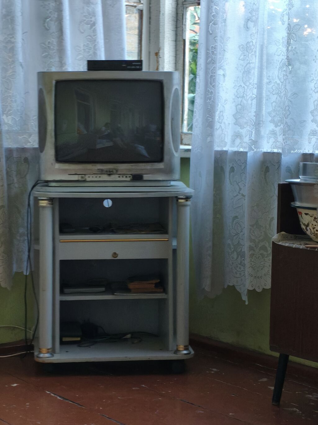 Köhnə tip kineskop televizor dəsti və altlıq dolabı - Ekran: kineskop — Televizorlar, Gəncə