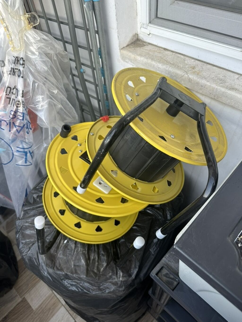 Sarı metal gövdəli elektrik kabel barabani (uzatma bobini) — Mallar, Bakı (3)